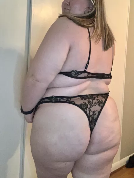 Come and get it 😈 by ijustneedattention