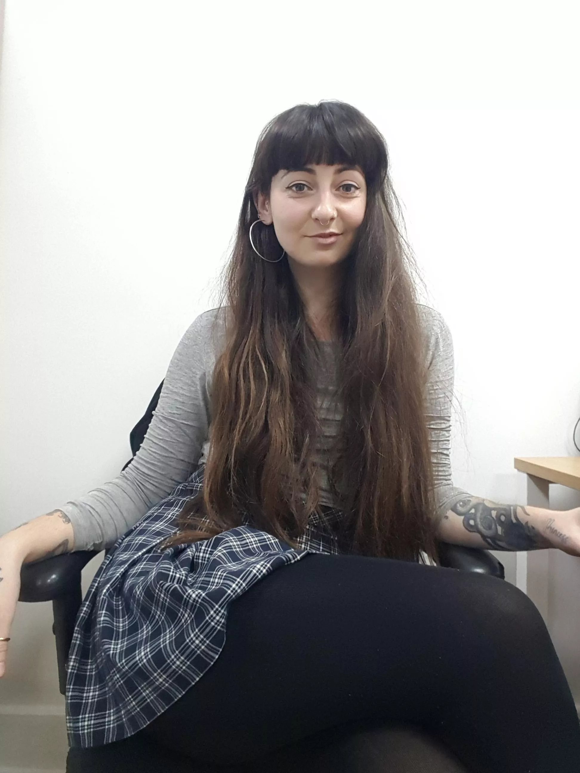 Come and kneel beneath my desk [f] posted by Scarlet-is-here