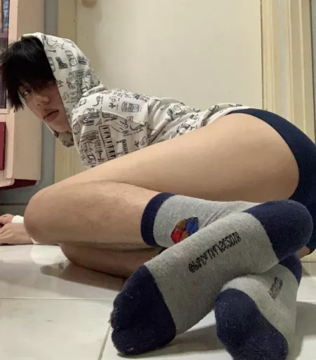 come and unwrap this little gift 🎁 by Cheschestan