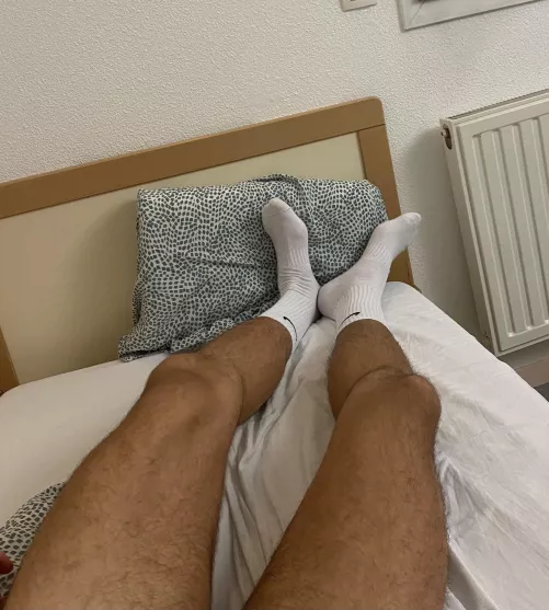 Come bury your face between my feet by Louise_410