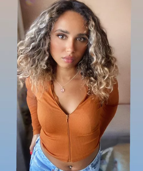 🚨 Come chat with me on OF👀 Link in comments 👇🏽 by c_linaa