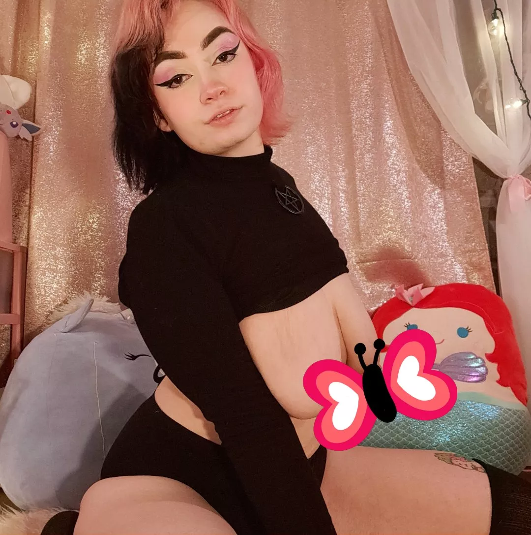 Come check me out 🖤 posted by PrincessKat6