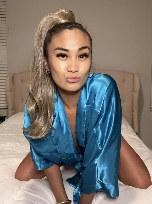 Come closer! 😘 by sunshinesina