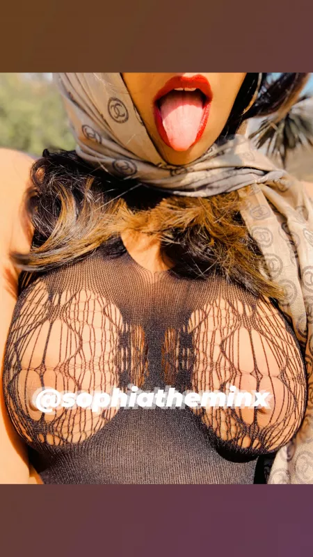 Come closer [F] by SophiaFlowers85