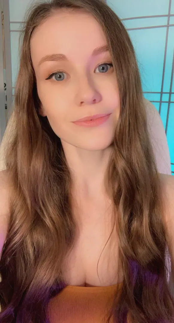 Come hang live on twitch! /EmilyBloomShow posted by EmilyBloomModel