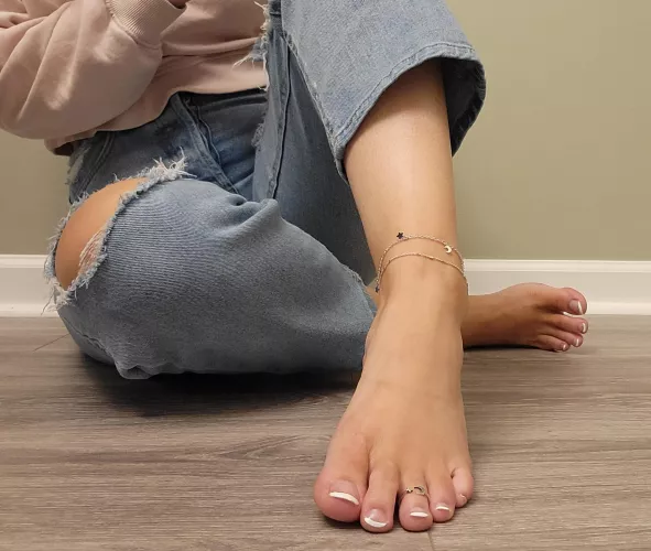 Come here😉 I have something for you.. I wanna put my sweet feetsies all over you😏 DMs are Opennn by erixalune