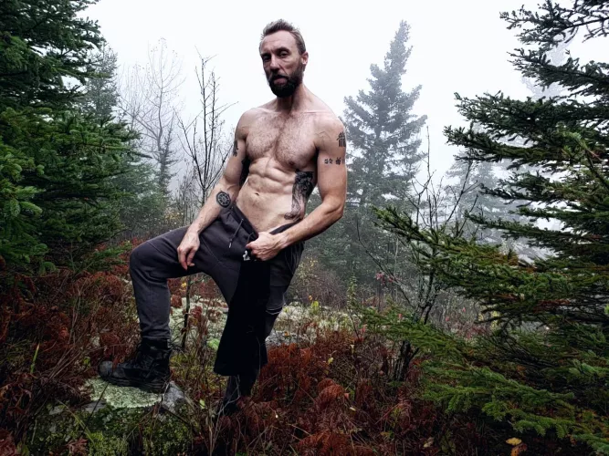 come hiking with me 😉 by robin_goodfello