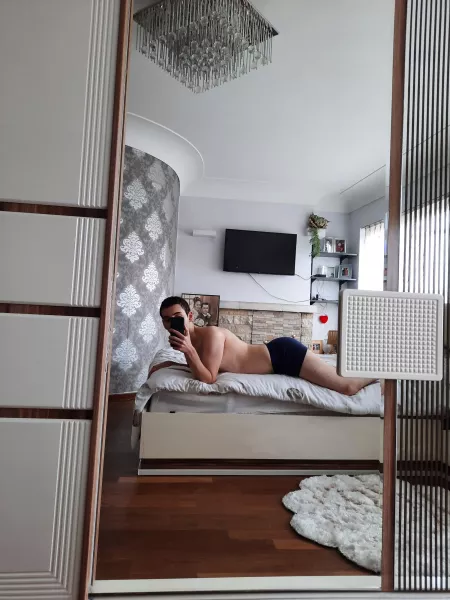 Come lay in the bed with me by phosphoreia