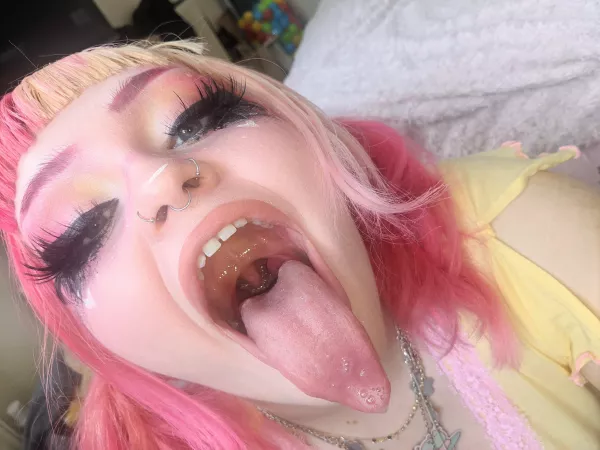 Come onnn, stretch my mouth! by littlestpinkie