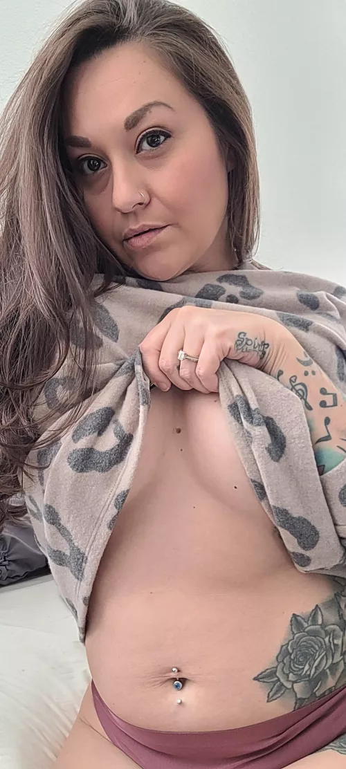 Come take a peak by MissJuliaXX