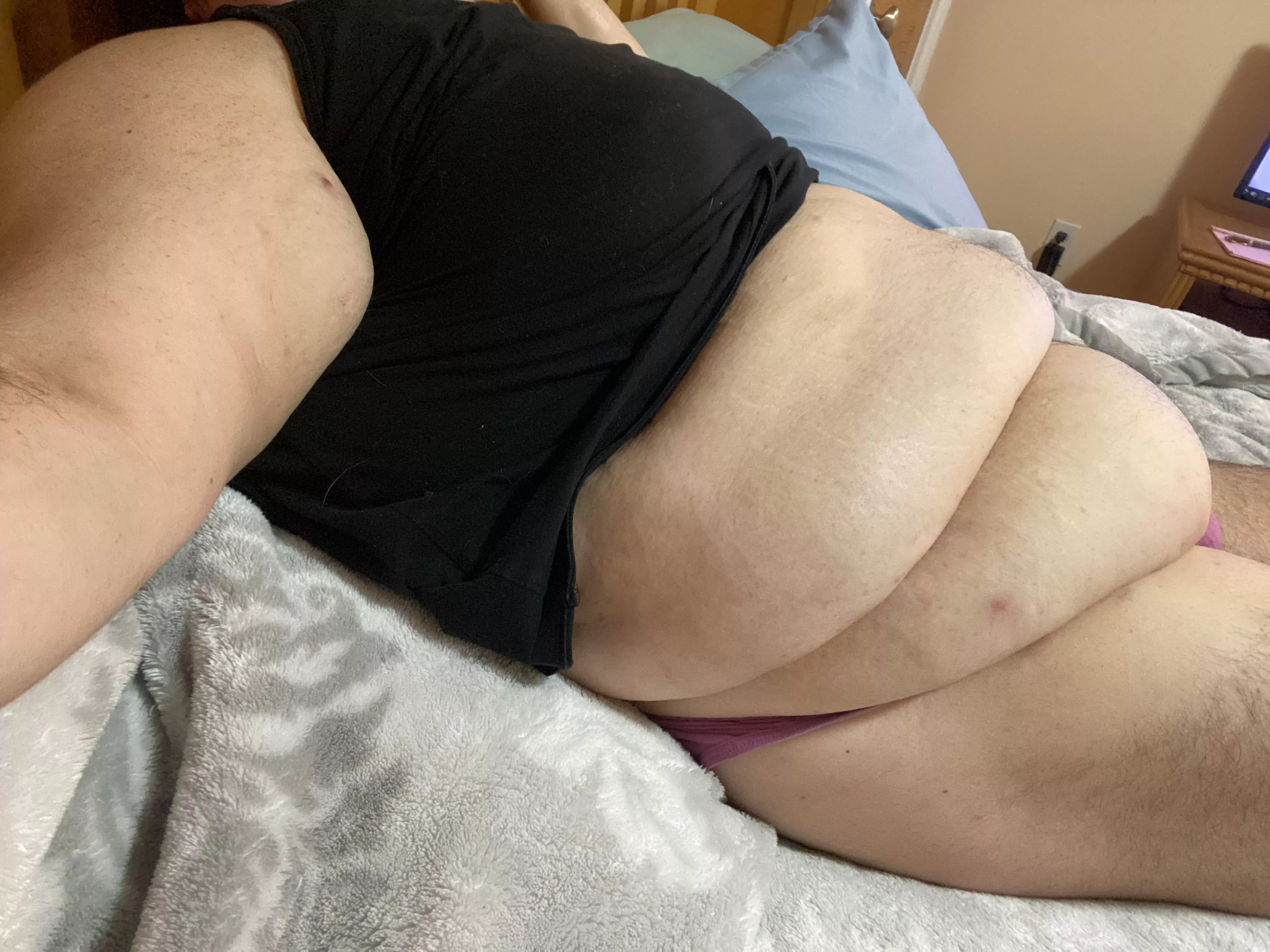 Come to bed 😈 posted by meemzo2