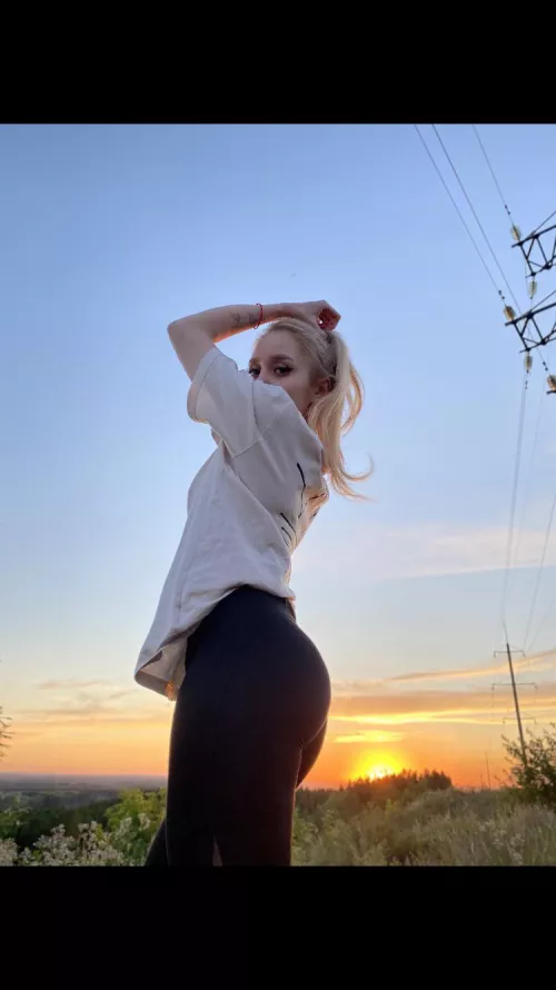 come to me 😋 by Narrow_Letterhead_95