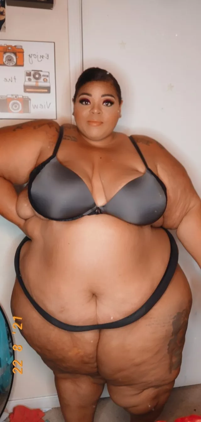 Come unwrap a gift you didn't even know you wanted 😘😘 posted by Sunflowerfatty92