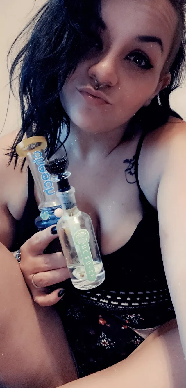 Come watch me milk this bong then I'll milk your cock 🤤 posted by VioletThePainSlut