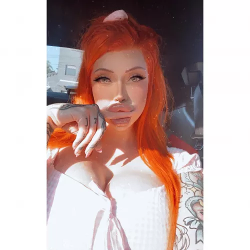 Continuously expanding everything including my lips by Sadbunnypeachy