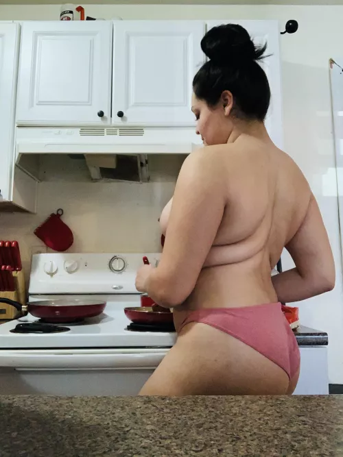 Cooking mexican food naked ❤️😉