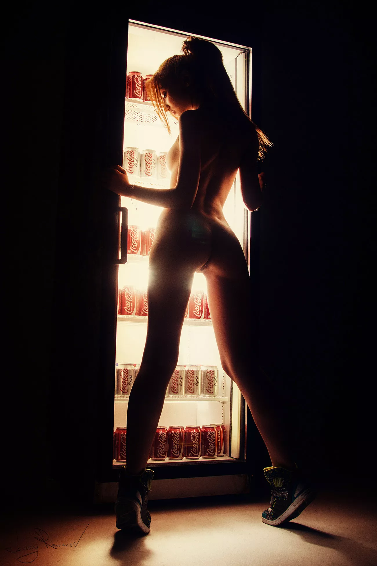 Cooler (x-post from r/girllookingintofridge) posted by jolioshmolio