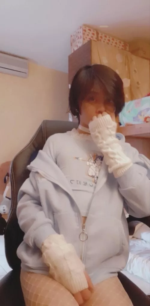 Could really use a lap to sit on right now 🥺 by Cholru