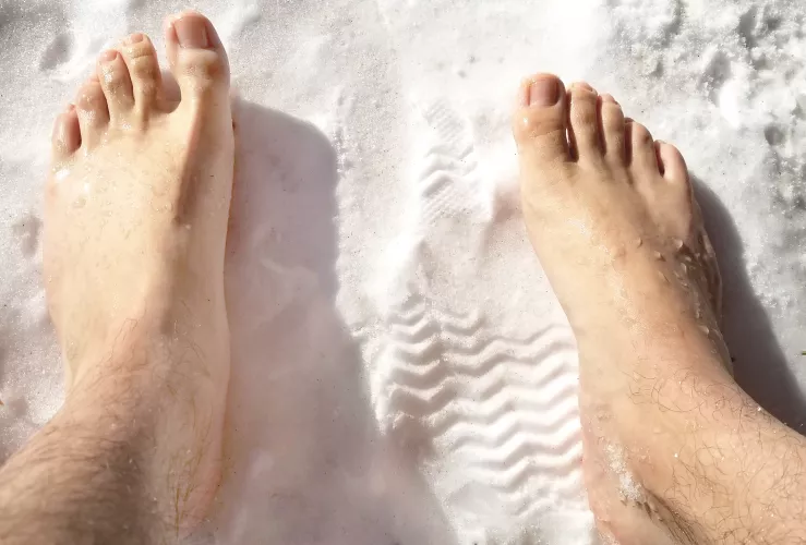 Cover my feet in white like the snow? by Sweet_Disarray