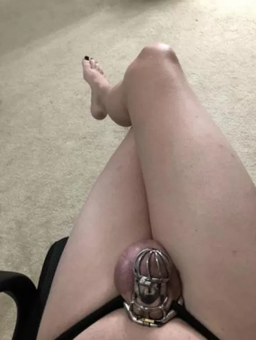 Crawl over here and kiss my toes😋 by MichellesSissyWorld