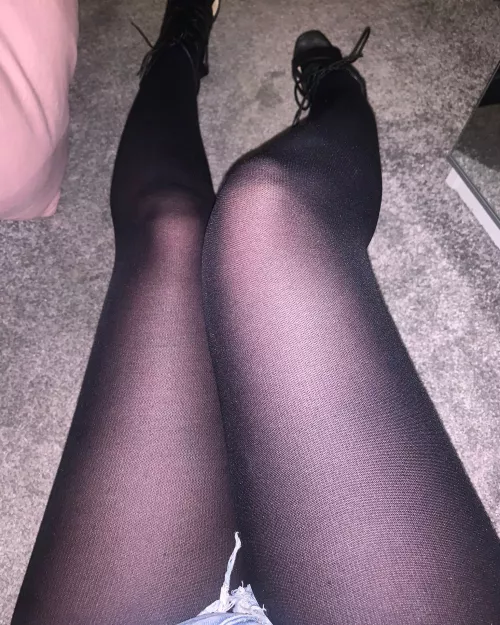 Crawl up my legs by MissSuzieTights