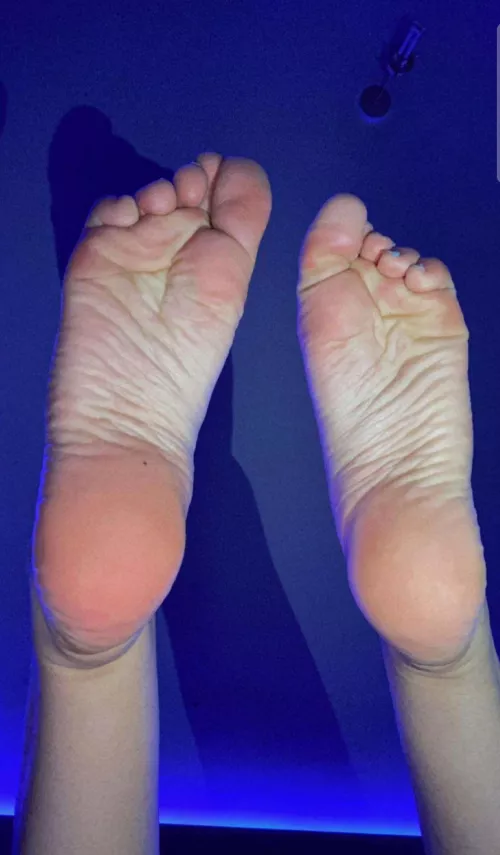 Crunching my soles and curling my toes by hotfeetandtoes