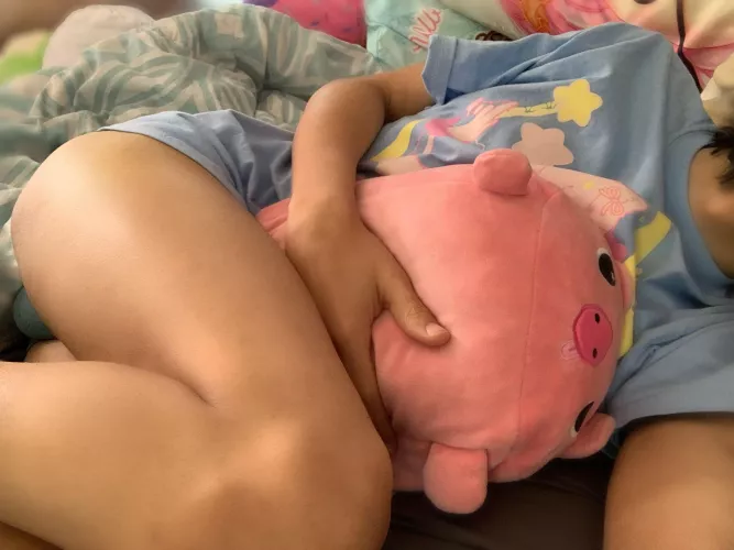 Cuddle me to sleep please? 🥺 by MochiMelts