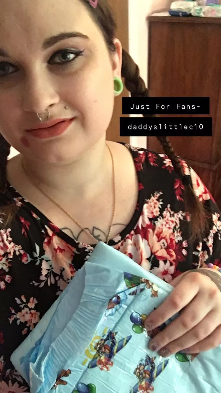 Cum here baby it’s time for changies posted by Daddyslittlepissbaby