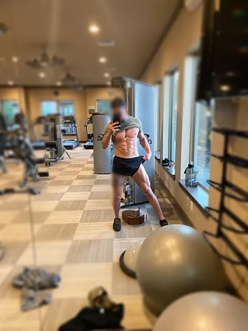 Cum let your wife be dominated by a muscle cock 😏 dm if interested by biguy890890