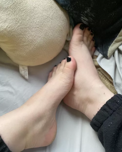 Cum on my feet please by bnaughtyyy