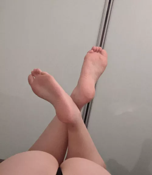 cum see the toes by pissytoes