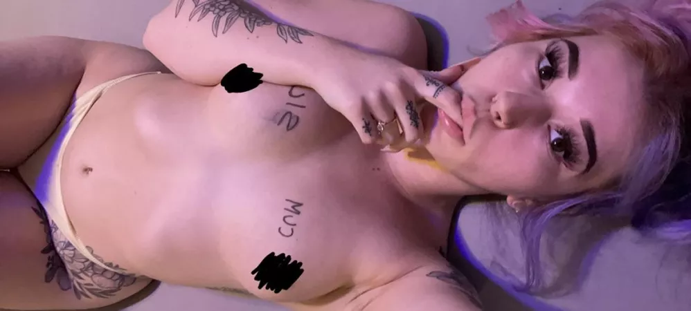 cum slut says thanks for helping me reach 3,000 followers have a pic 😘 by heyitzviolet