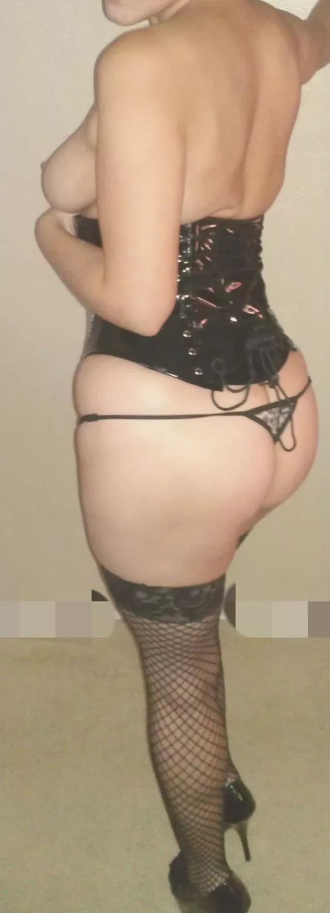 Curious about playing with other sexy wives.. 🤔 ffm? Good idea? posted by VeniceBeachWife