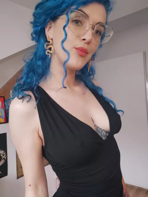 Curly and blue 💙 by Haelle