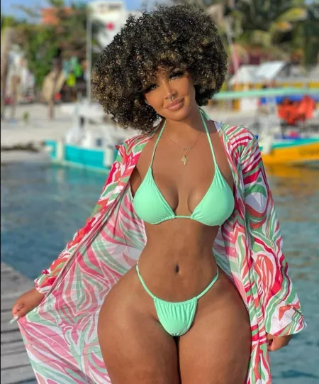 Curly hair goddess by Subjectiron420