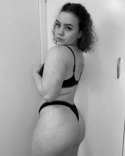 Curly hair is ready to be pulled 😈 by veganskank