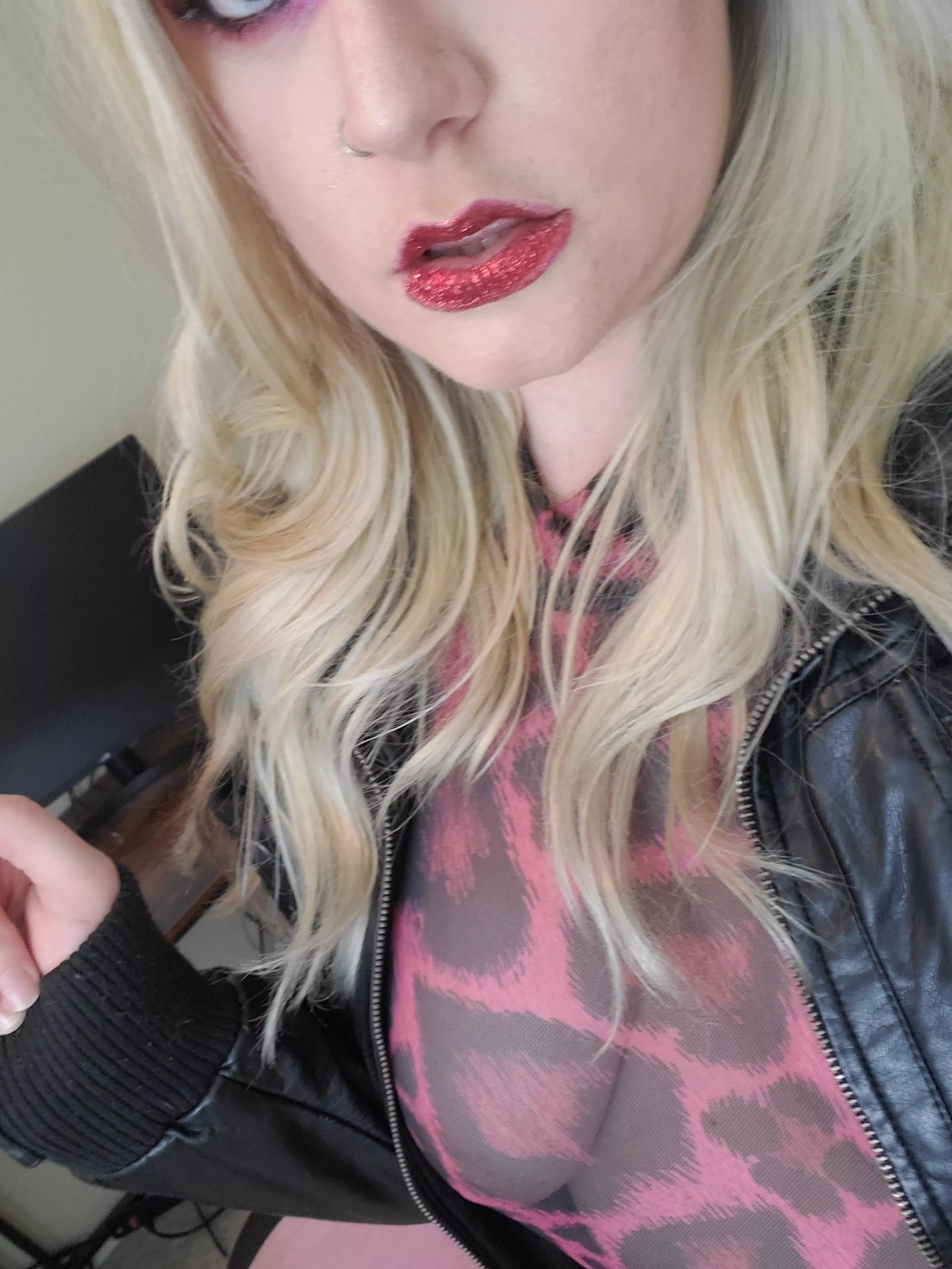 Curvey/chubby with a glitter lip 💋 😜😈 posted by GamerGrill69_420