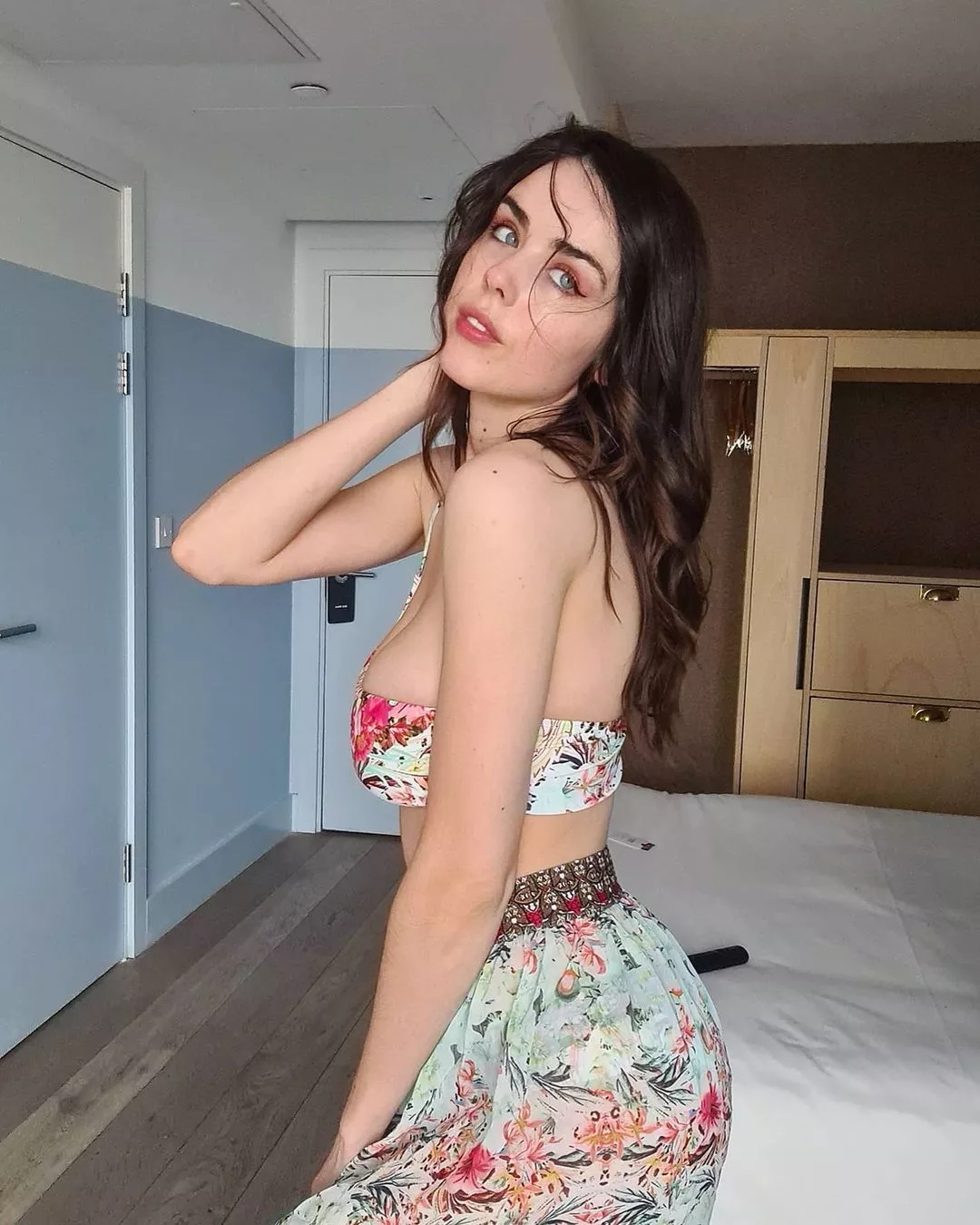 Curvy posted by Blankbanana