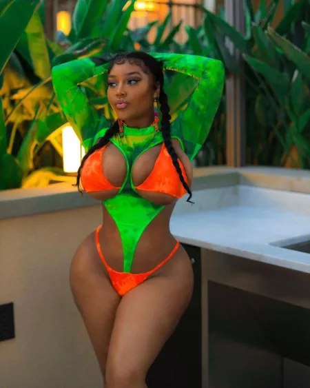 Curvy bimbo by KamadevaChan