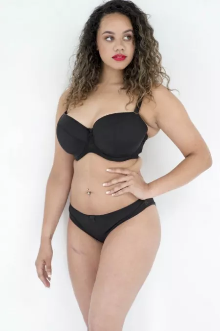 Curvy brunette by shume