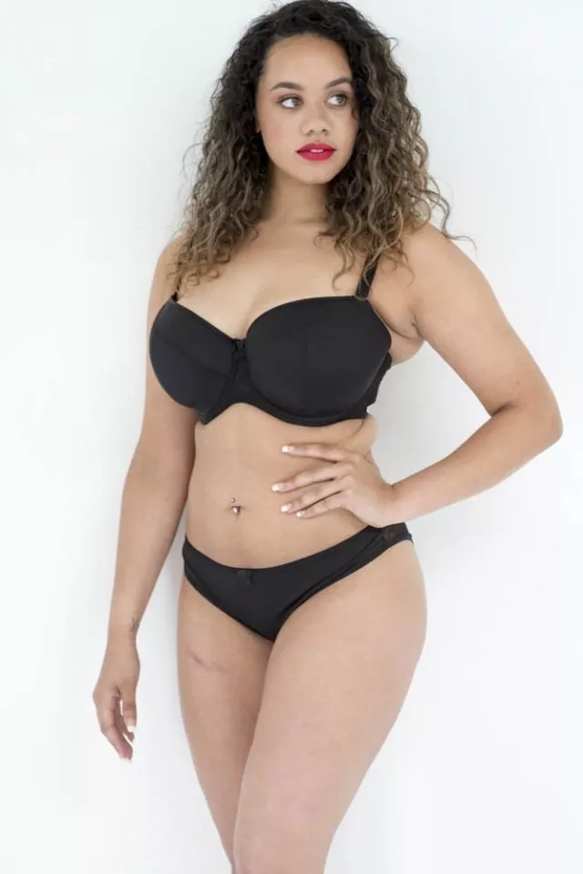 Curvy brunette posted by shume