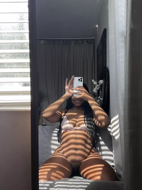 Curvy cutie by yanaanon