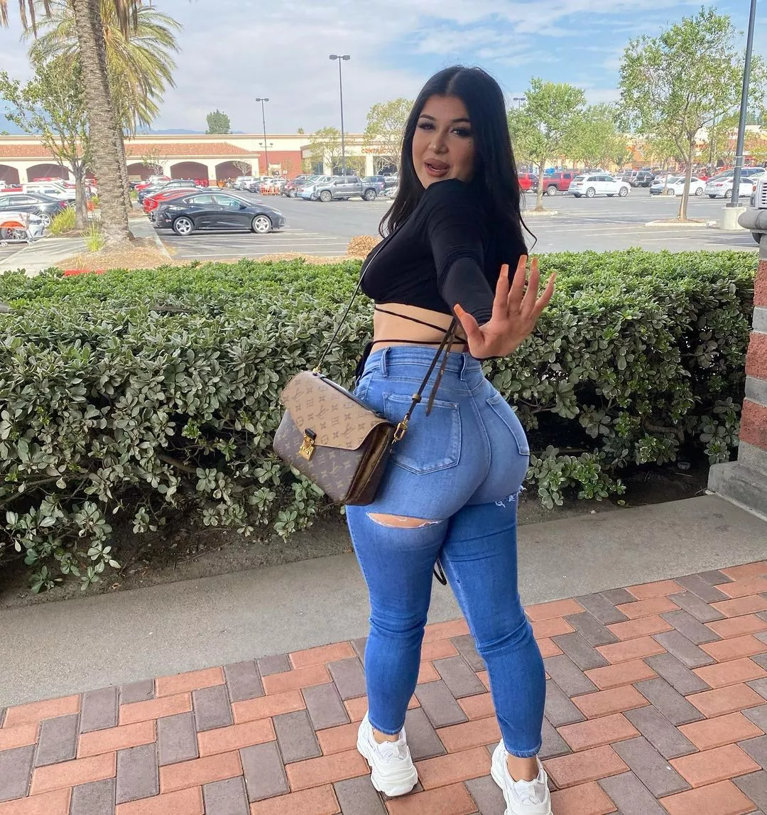 Curvy Girl in Blue Jeans posted by tenant69