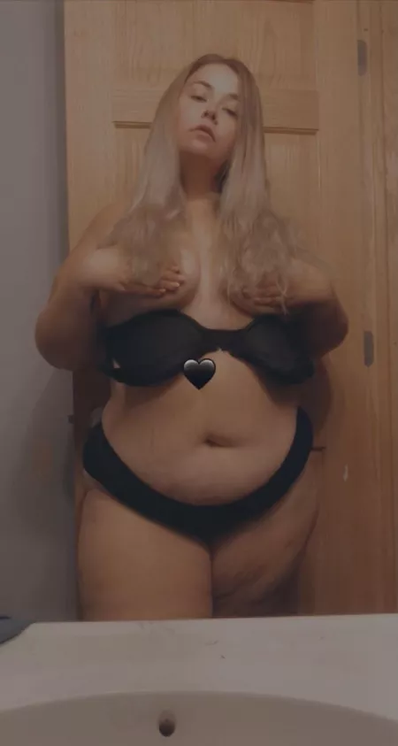 Curvy girls do it better!🥵🥰 by Agile-Education-9925