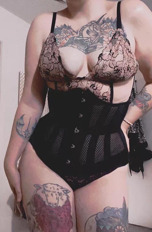 Curvy milf💋 by Paintdeadlady