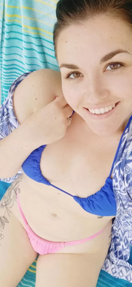 Curvy mum bod enjoying the sunshine 🥰🌅 by emmyr_osa