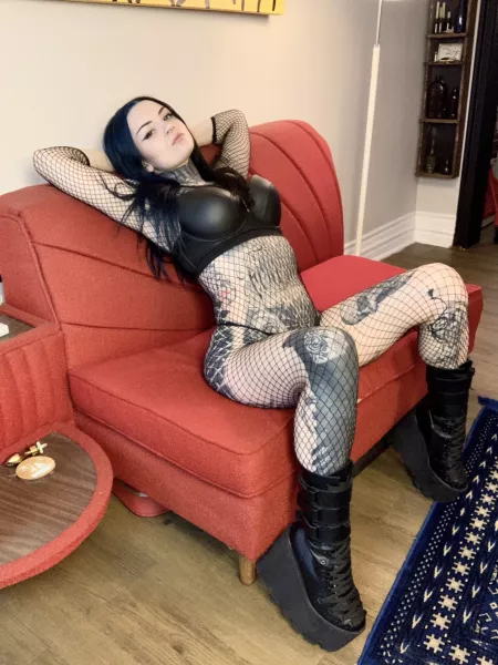 Curvy n inked :') by trashkitt3n_