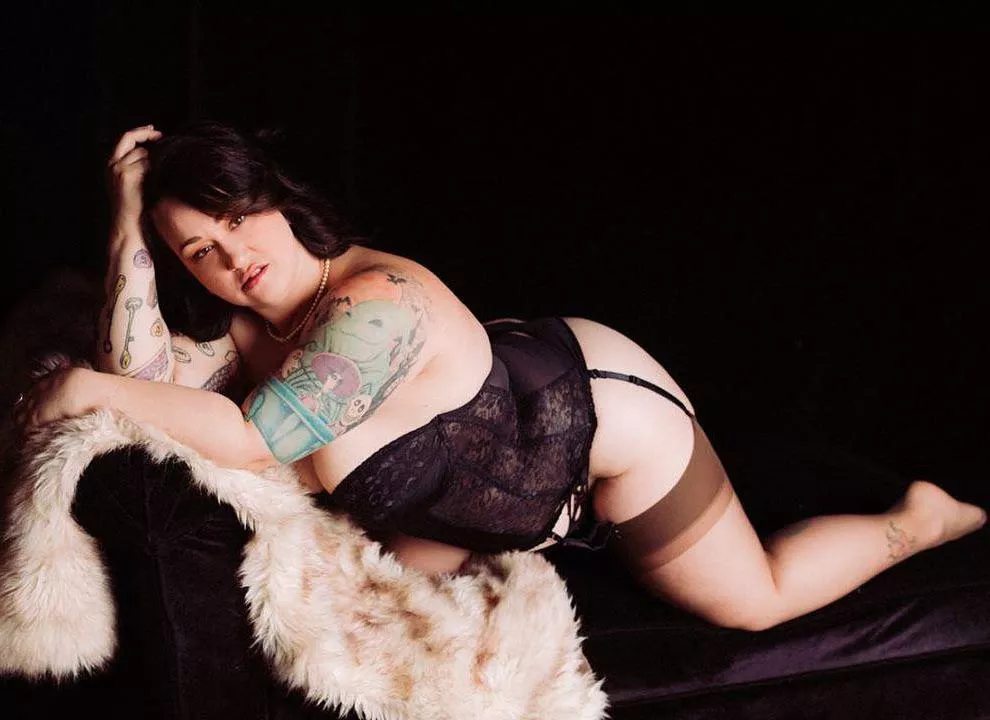 Curvy pinup. posted by MsCookyMonsta