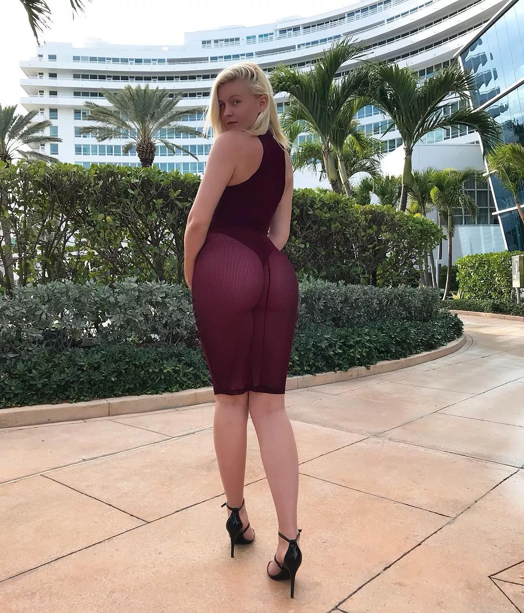 Curvy posted by SexyListy