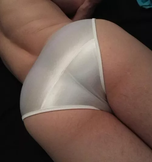 Curvy shiny white by panty_overload